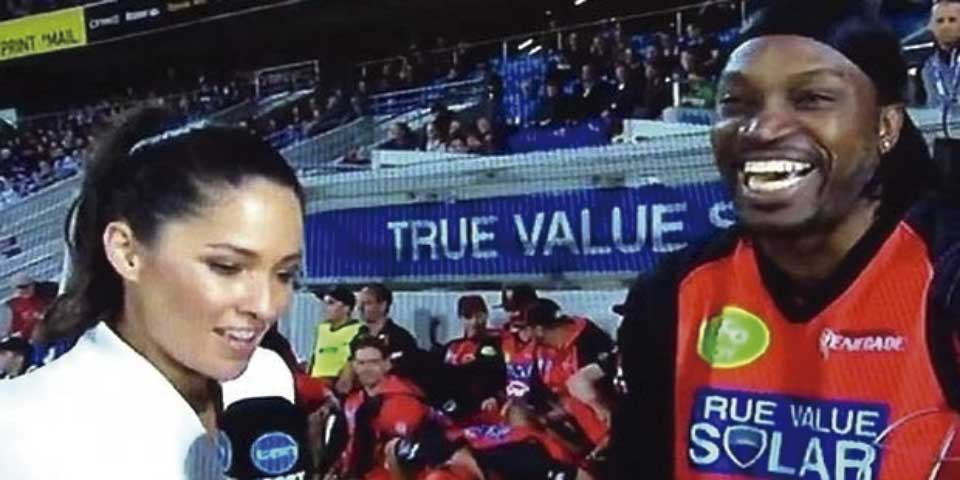 Sancionan a jugador por intentar ligar con reportera en directo