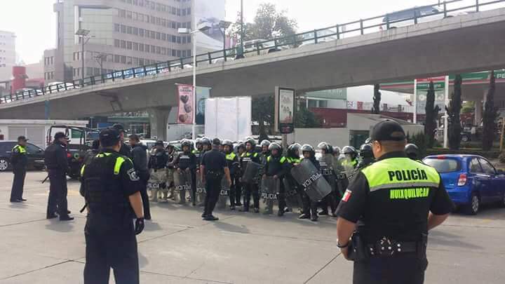 Marcha en Interlomas provoca caos vial - marcha-interlomas-policias-1