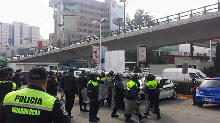 Marcha en Interlomas provoca caos vial - marcha-interlomas-policias-2