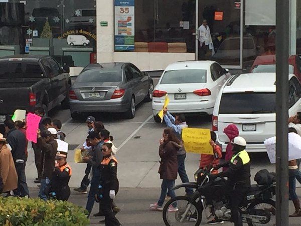 Marcha en Interlomas provoca caos vial - marcha-interlomas-policias-3