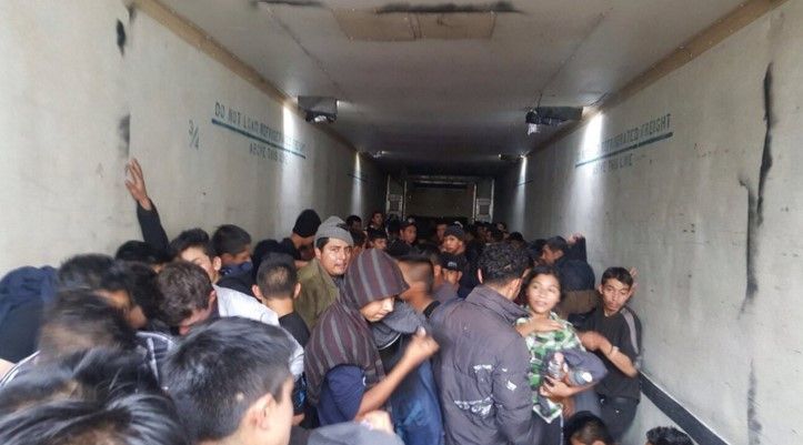 Detienen a 142 migrantes en un tráiler en Tlalnepantla