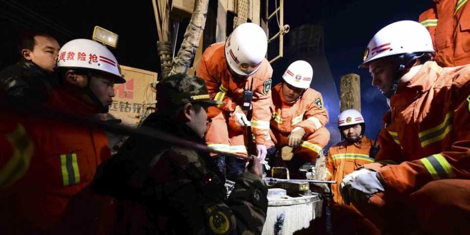 Rescatan a 4 mineros que pasaron 36 días atrapados en China