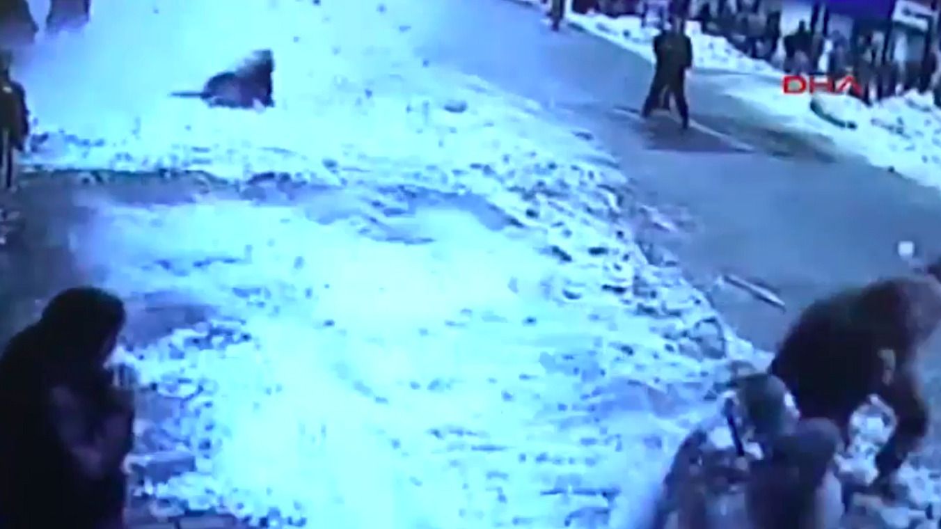 Video: caen bloques de nieve sobre peatones