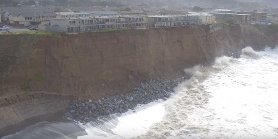 Desalojan a vecinos porque sus casas podrían caer al mar Desalojan a vecinos porque sus casas podrían caer al mar