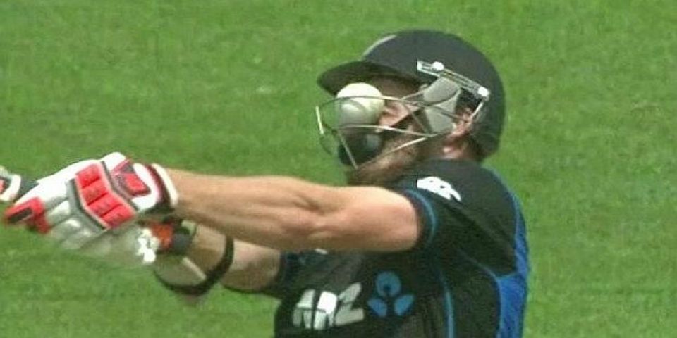 Video: jugador de cricket es golpeado en la cabeza Video: jugador de cricket es golpeado en la cabeza