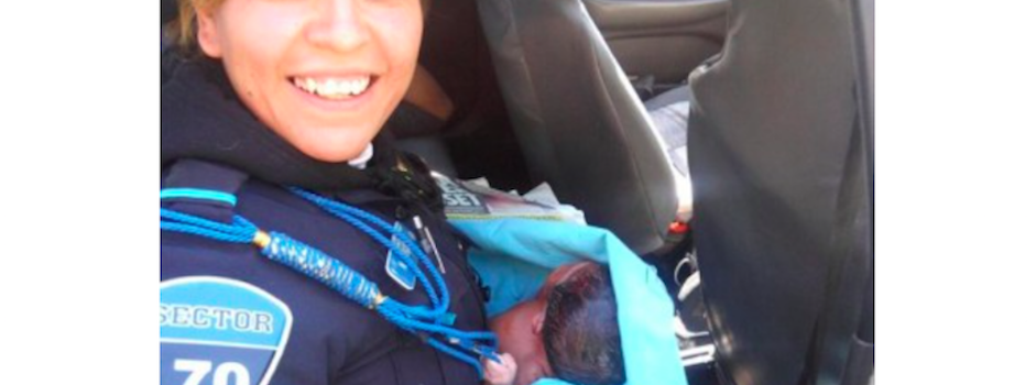 Policia auxilia en nacimiento