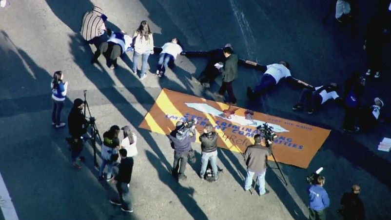 Detienen a 8 por protestar contra redadas en Los Ángeles