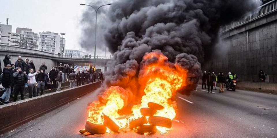 Taxistas protestan contra Uber en París