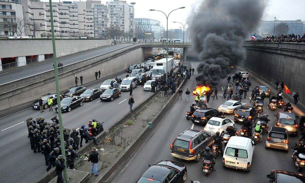 Uber deberá pagar multa a taxistas en Francia - protestas-en-paris1-1024x615