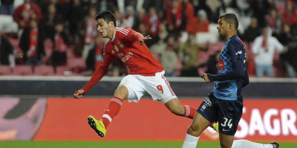 Gol y asistencia de Raúl Jiménez en goleada del Benfica