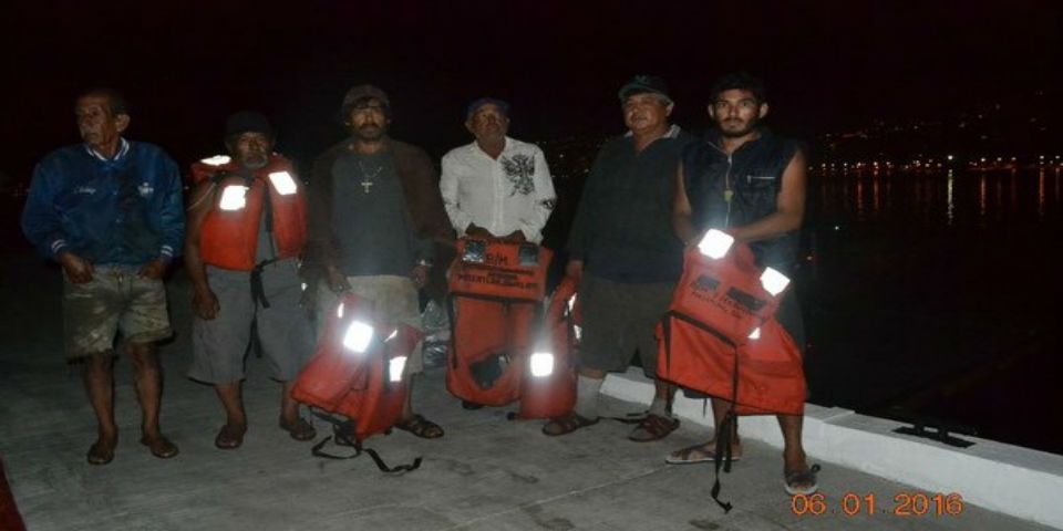 Semar rescata a seis personas de buque camaronero en Guerrero