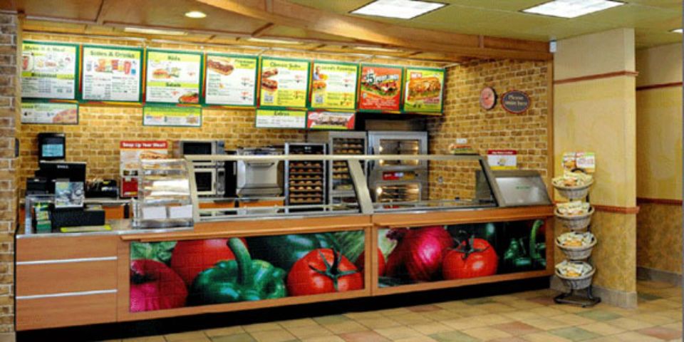 Agreden a empleado de Subway porque les negó un sándwich