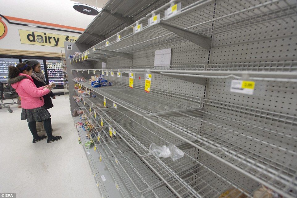 Cancelan vuelos en este de EE.UU. por tormenta de nieve - supermercado-tormenta-1