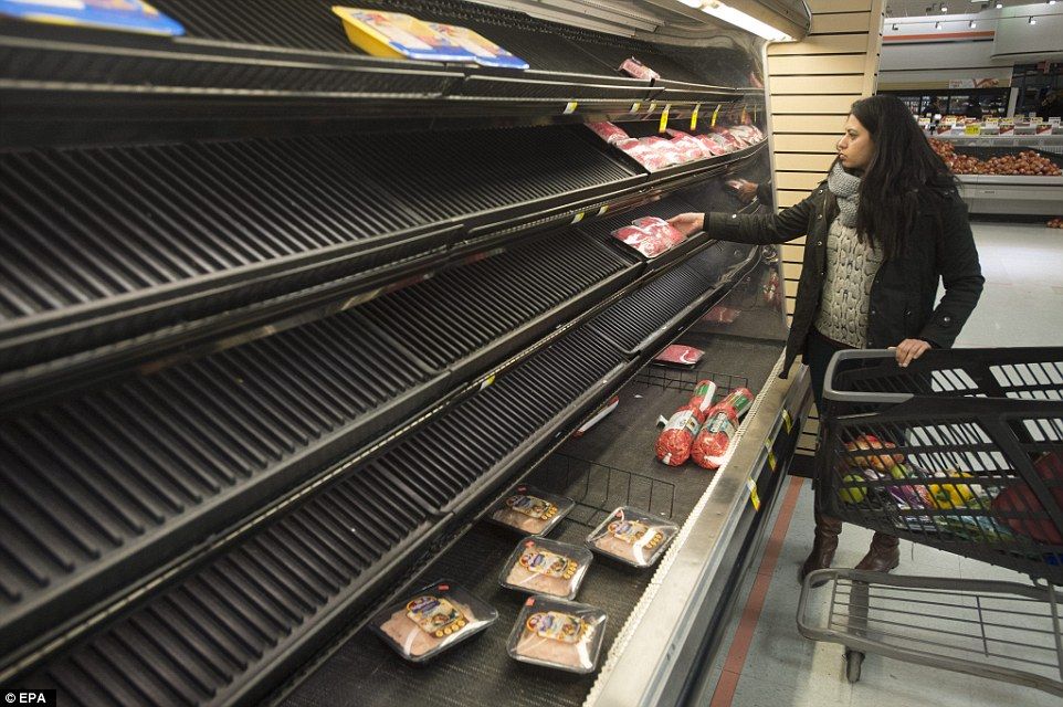 Cancelan vuelos en este de EE.UU. por tormenta de nieve - supermercado-tormenta-2