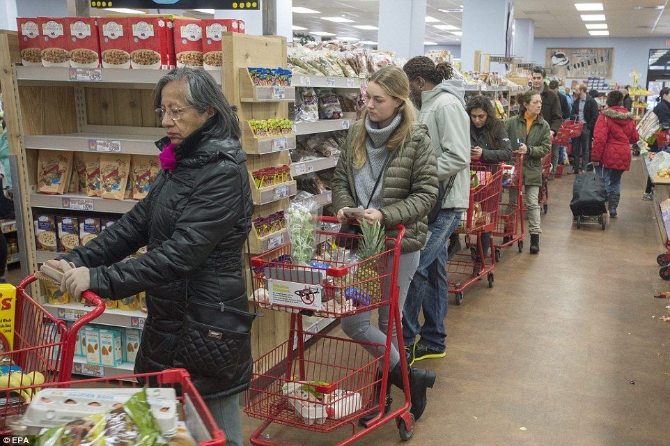Cancelan vuelos en este de EE.UU. por tormenta de nieve - supermercado-tormenta-4
