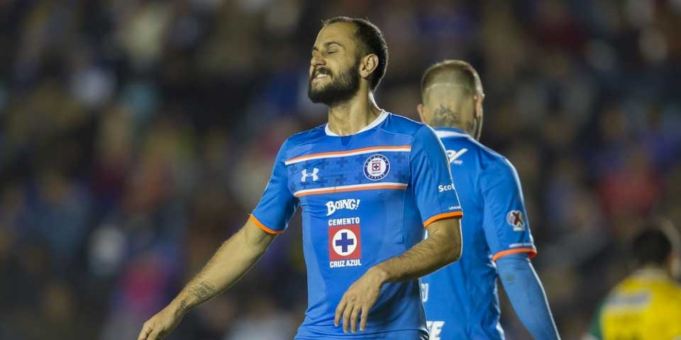 Camión de Cruz Azul olvida a dos de sus futbolistas