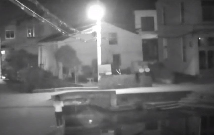 Video: muere al caer a un río por mirar su celular