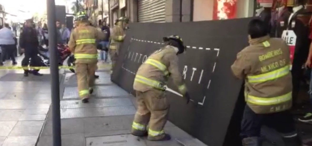 Cae marquesina en el Centro, deja un herido