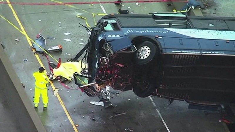 Volcadura en California deja 2 muertos y 18 heridos