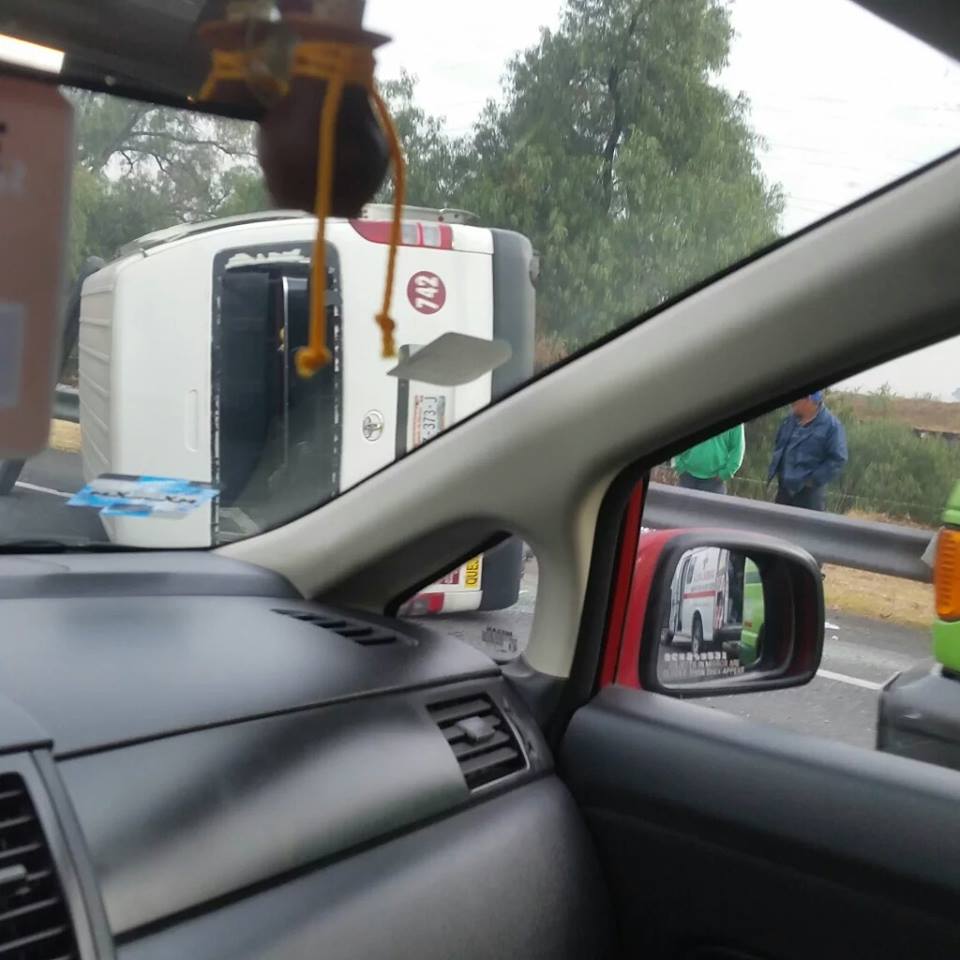 Volcadura en Ecatepec deja por lo menos cinco heridos - volcadura-circuito-exterior-mexiquense-1