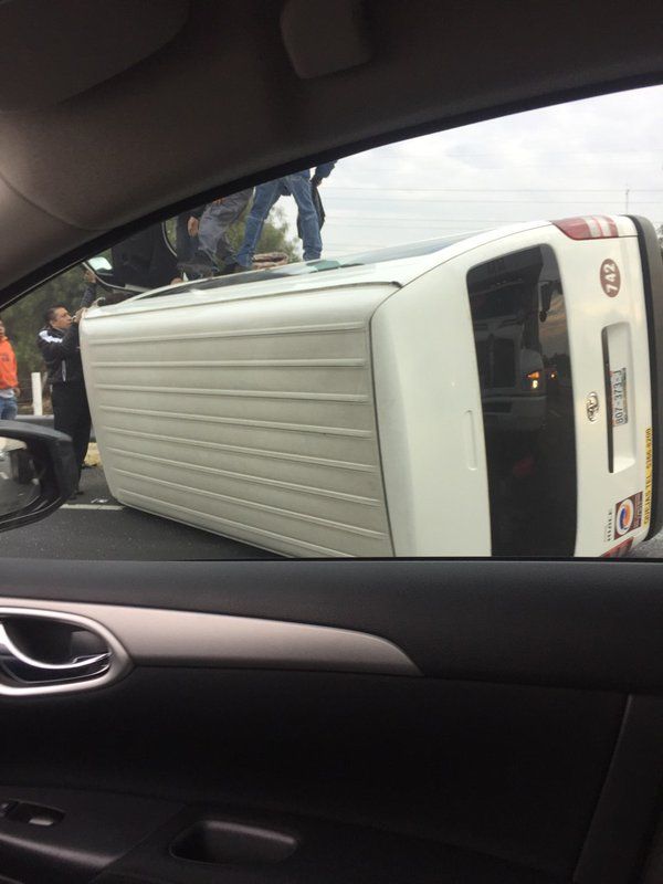 Volcadura en Ecatepec deja por lo menos cinco heridos - volcadura-circuito-exterior-mexiquense-2
