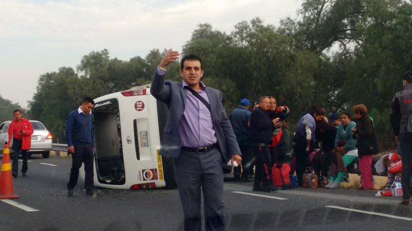 Volcadura en Ecatepec deja por lo menos cinco heridos - volcadura-circuito-exterior-mexiquense-3