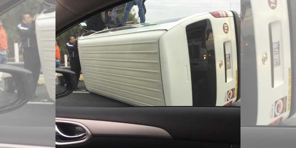 Volcadura en Ecatepec deja por lo menos cinco heridos