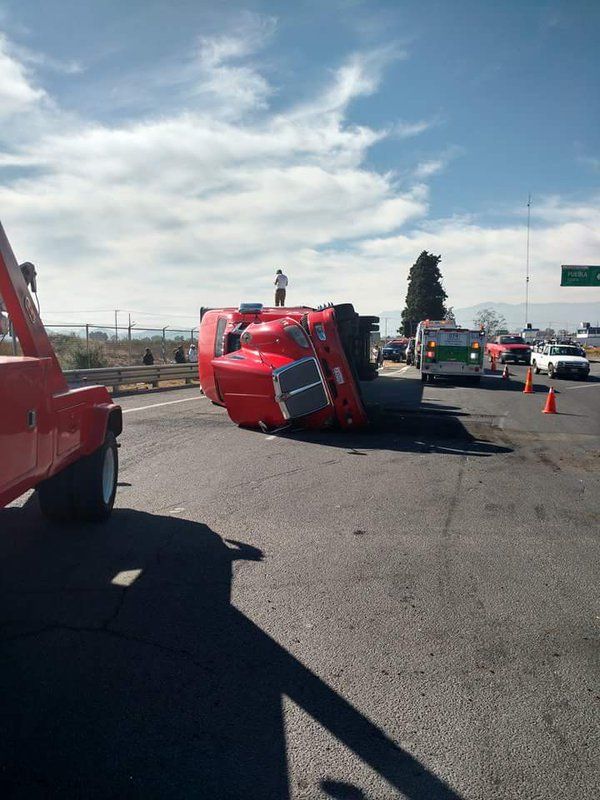 Vuelca tráiler en Circuito Exterior Mexiquense - volcadura-trailer-1
