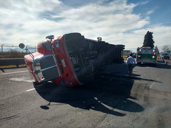 Vuelca tráiler en Circuito Exterior Mexiquense - volcadura-trailer-2