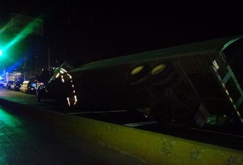 Volcadura de tráiler provoca complicaciones viales en Ecatepec - volcadura-trailer-ecatepec-1