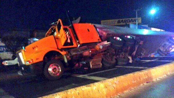 Volcadura de tráiler provoca complicaciones viales en Ecatepec - volcadura-trailer-ecatepec-3