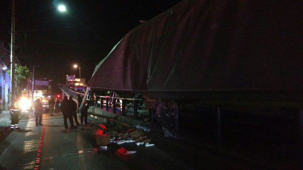 Volcadura de tráiler provoca complicaciones viales en Ecatepec - volcadura-trailer-ecatepec-7