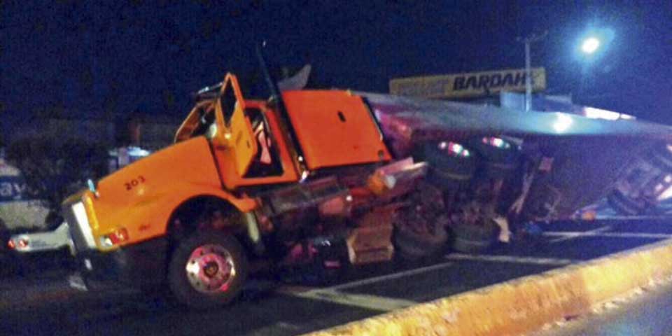 Volcadura de tráiler provoca complicaciones viales en Ecatepec Volcadura de tráiler provoca complicaciones viales en Ecatepec