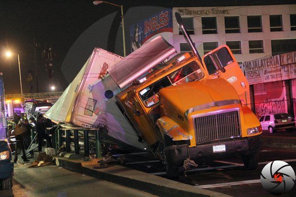 Volcadura de tráiler provoca complicaciones viales en Ecatepec - volcadura-trailer-ecatepec1