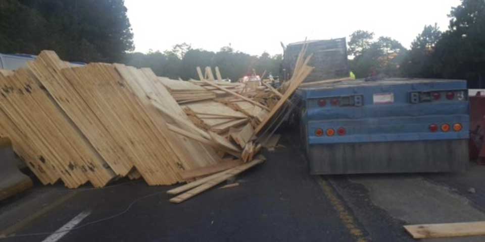 Volcadura de tráiler provoca cierre de Autopista México-Puebla Volcadura de tráiler provoca cierre de Autopista México-Puebla