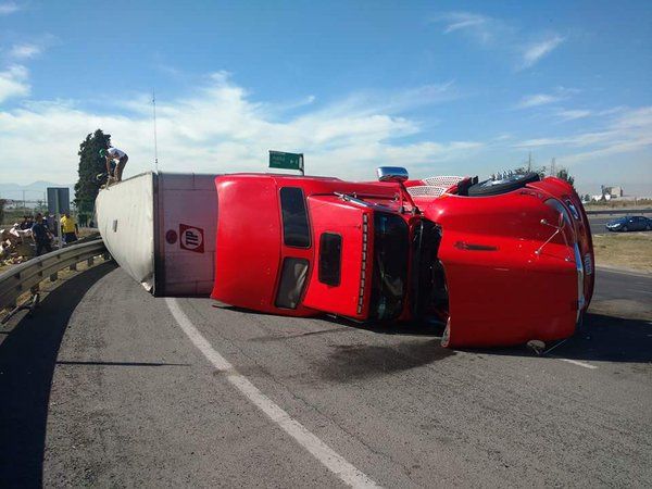 Vuelca tráiler en Circuito Exterior Mexiquense - volcadura-trailer1