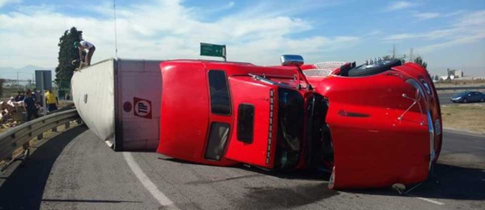 Vuelca tráiler en Circuito Exterior Mexiquense
