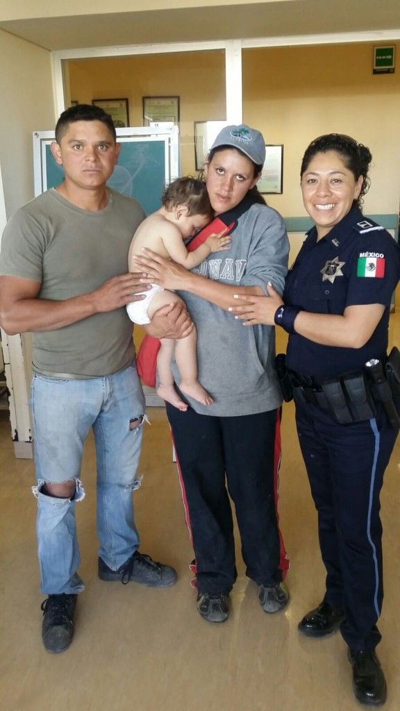 Policías Federales salvan vida de una menor que se asfixiaba - 20160224120637-1-576x1024