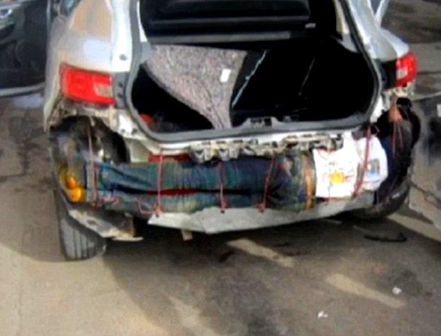 Increíbles escondites de los inmigrantes que intentan ingresar a España - 3115FFFA00000578-3442046-This_migrant_from_Guinea_was_found_attempting_to_cross_into_Spai-a-113_1455198610025