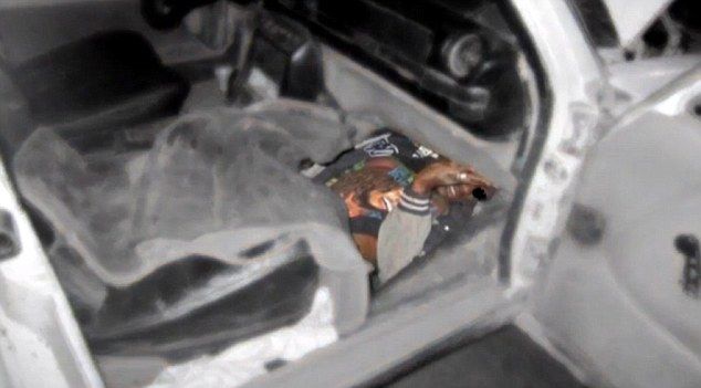 Increíbles escondites de los inmigrantes que intentan ingresar a España - 3116004000000578-3442046-Another_hiding_spot_favoured_by_migrants_is_squashing_inside_the-a-117_1455198617659