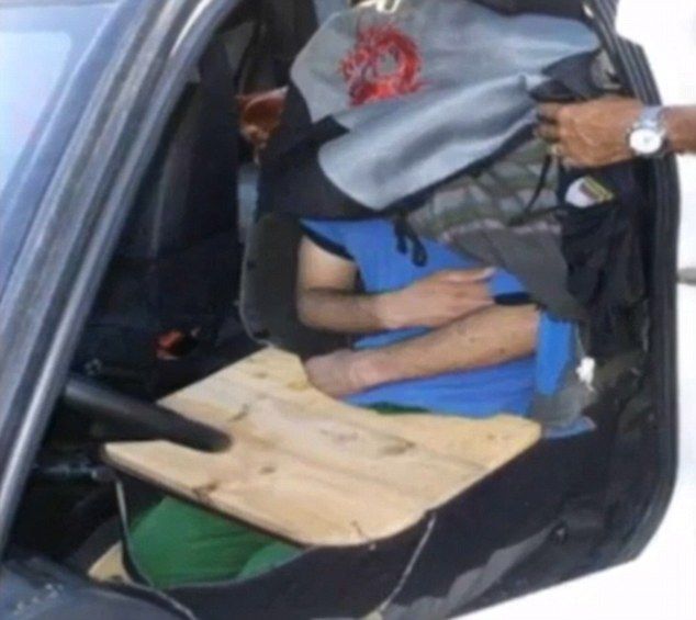 Increíbles escondites de los inmigrantes que intentan ingresar a España - 3116005800000578-3442046-Another_man_caught_by_Spanish_police_was_found_underneath_a_car_-a-114_1455198611763