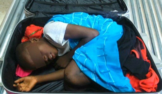 Increíbles escondites de los inmigrantes que intentan ingresar a España - 3116006D00000578-3442046-This_boy_from_Africa_tried_to_enter_the_enclave_of_Melilla_curle-a-115_1455198613497