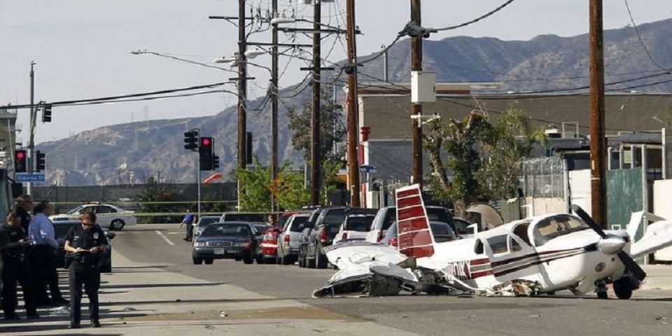Video: aterriza avión pequeño en calles de Los Angeles