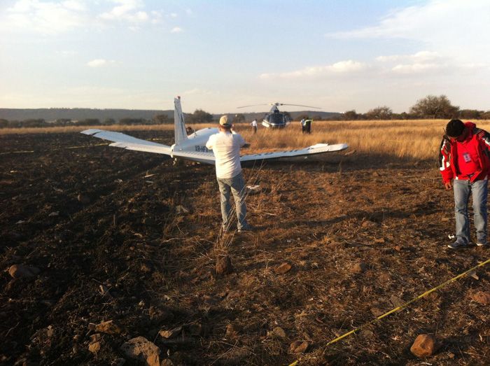 Avión pequeño aterriza de emergencia en comunidad de Querétaro - Avioneta-realiza-aterrizaje-de-emergencia-en-El-Marques2