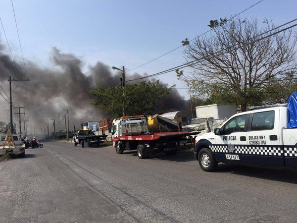 Sofocan incendio en corralón de Veracruz - CaUdotlUcAAvum2