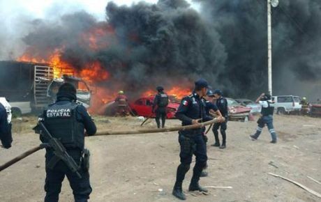 Sofocan incendio en corralón de Veracruz - CaVLn8qXEAAWAFh