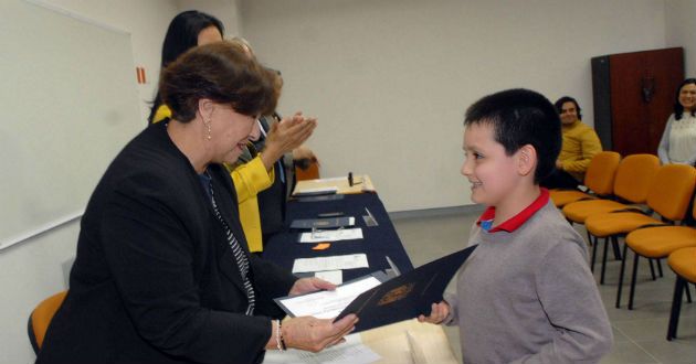 Niño de 9 años se diploma en bioquímica y biología molecular