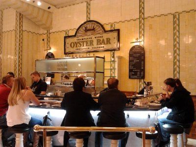 Empleados de la SFP gastan miles de pesos en viáticos - Caviar-House-Oyster-Bar-2