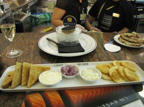 Empleados de la SFP gastan miles de pesos en viáticos - Caviar-House-Oyster-Bar-7