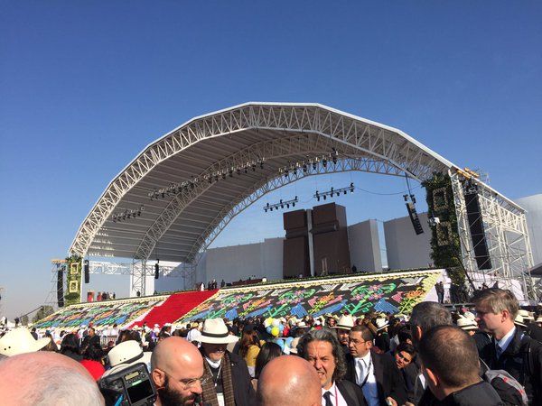 Llegan 300 mil personas a misa del papa en Ecatepec - CbL9_kYUEAASfns